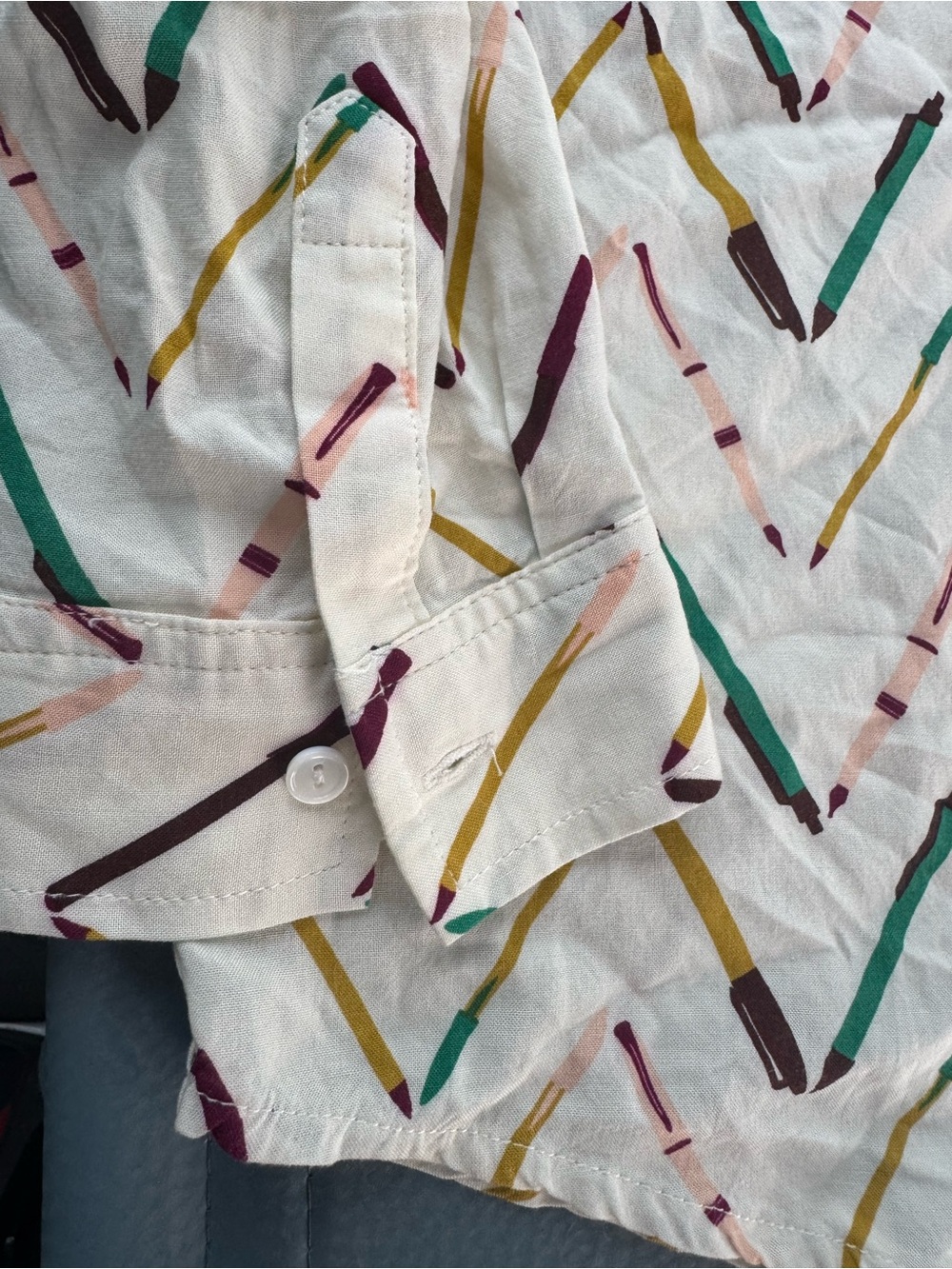 ModCloth Women’s White Chevron Button-Up Shirt Multicolor Accents Size M Rayon - Picture 4 of 7